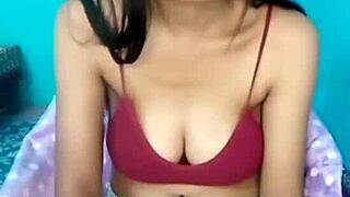 ladki ungli kar rahi thi mimmy aa gyi