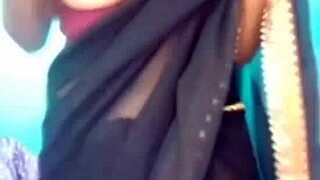 ladki ungli kar rahi thi mimmy aa gyi