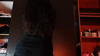 chica en su cuarto se pone cachonda y folla