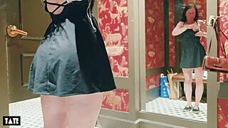 i take risky sex in the fitting room with the sales assistant