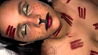 Fiesta de halloween y entran al cuarto a follar de lo caliente que estaban parecia virgen de lo cerrada que estaba!