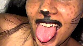 Fiesta de halloween y entran al cuarto a follar de lo caliente que estaban parecia virgen de lo cerrada que estaba!