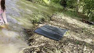 loira do job atende cliente no mato, deixa ele por sem camisinha com creampie interracial big black cock