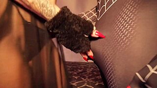 festa de halloween casada deu no pelo e tomou gozada dentro do cu e o corno assistiu tudinho de perto