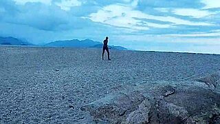 gostosa na praia pediu para um estranho passar repelente no seu corpo e acabou levando gozada na cara adão e eva