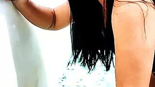 porn� interracial de halloween com �leo nos seios enteada branca gostosa chupa o padrasto negro e bem dotado