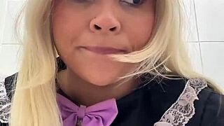 Public toilet farts at cosplay con, gassy BBW in cosplay!