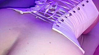 Esta camarera se deja follar por algo de dinero en la habitación oculta mientras afuera todos se divierten en el bar 3