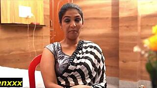 Desi doctor indulges in romantic sex with beautiful patient at hospital