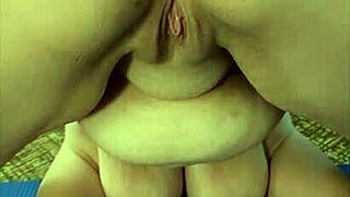 Hot mature Vee does naked yoga - check it out! 😍