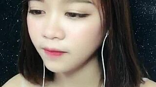 uplive em gái việt hàng ngon show trọn trên livestream, casual