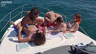 Orgie Et Partouze À 4 Sur Un Bateau Dans Une Mer Houleuse Vous N'êtes Pas