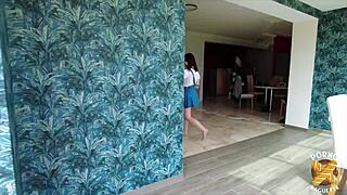 Sophia brune magnifique suce une belle queue