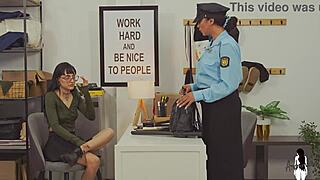 Atrapan A Dos Chicas Robando Y Las Ponen A Mamar Para Salvarse