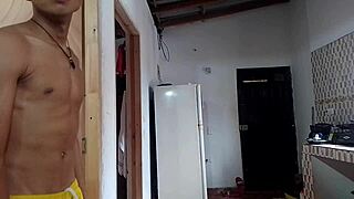 Seduzco a mi hijastro con mi culo y le hago tener su primera vez con una milf