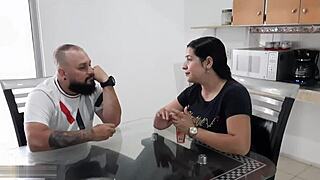 ayudando a mi madrastra vender aceites eroticos me caliento y follo mientras padrastro no esta 😏🔥