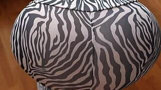 lmao stepsis isn't stuck she just needs those leggings yanked down for deep doggy pounding 🍑🔥