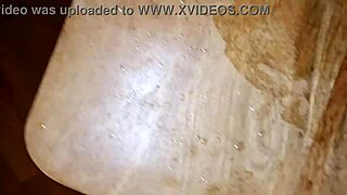 ti piace guardare questo ragazzo che sborra duro sul suo cazzo sexy mentre lo sega?