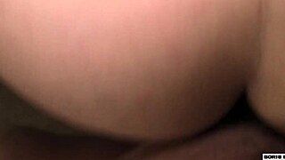 Boris Schwarz learns his neighbor is a camgirl so he drops by for some fun time together with her and they chat casually