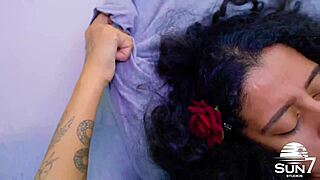 o chakra do sexo tava forte no quarto ele nao aguentou e meteu na buceta peluda dela