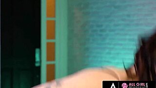 Petite masseuse tongues and fingers her curvy client in steamy massage