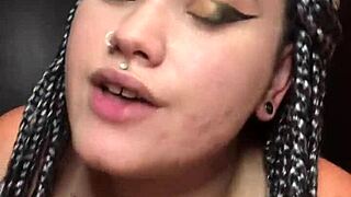 raposinha safada aqui, olha meu cuzinho grande e clitão, masturbando com tesão no cosplay!! 🍑💦