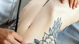 タトゥー肌が激マッサージで輝きまくる。