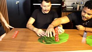 Fizemos uma festinha quente com três atrizes safadas e molhadas