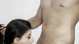 chamei a novinha pra assistir filme no apê e acabei metendo na buceta dela com creampie