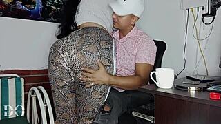 secretaria coje con jefe por aumento en oficina