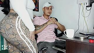 secretaria coje con jefe por aumento en oficina