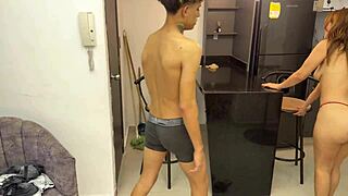 ¿Mi madrastra con culo grande apuesta y la cojo haciendo trampa?