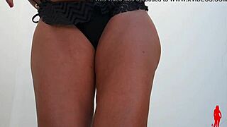 i flash my hairy milf pussy on webcam again...