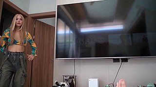 i paused my girlfriend but her wet mouth sucks and hands stroke nonstop