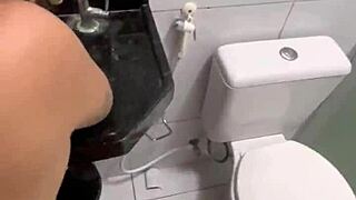 Famous married woman from Recife meets Flamengo player in vacation bathroom for secret rendezvous