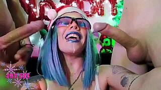 BLOQUEIRA HUMILHA CORNO COM PRIMO DOTADO NO NATAL PUBLICO!