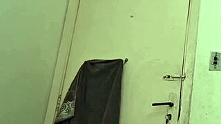 fui pro quarto da prima pra relaxar mas acabei metendo gostoso e gozando dentro dela