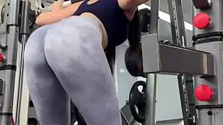 Does this Chinese fitness model's ass workout make you wanna hit the gym too?