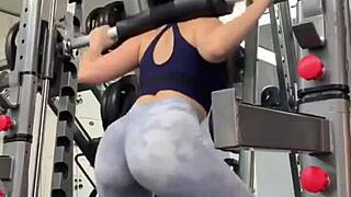 Does this Chinese fitness model's ass workout make you wanna hit the gym too?