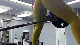 Does this Chinese fitness model's ass workout make you wanna hit the gym too?