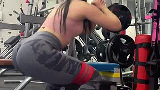 Does this Chinese fitness model's ass workout make you wanna hit the gym too?