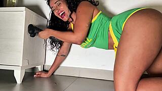 Roommate's Toy Discovery Leads to Pussy-Shoving Orgasmic Bliss