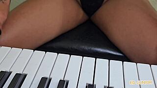 a safada pianist sucks cock bareback anal creampie!