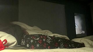 mi hermanastro me lleva al cuarto pa ver peli y acabo montada en su verga enorme 😈🍆💦