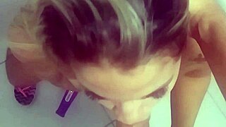 fodendo a loirinha casada no banheiro o corno tava jogando no quarto