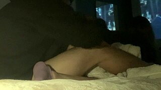 mi hermanastro me lleva al cuarto pa ver peli y acabo montada en su verga enorme 😈🍆💦