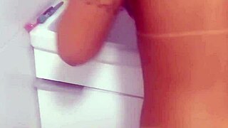 fodendo a loirinha casada no banheiro o corno tava jogando no quarto