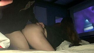 mi hermanastro me lleva al cuarto pa ver peli y acabo montada en su verga enorme 😈🍆💦