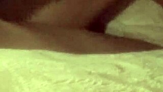 mi hermanastro me lleva al cuarto pa ver peli y acabo montada en su verga enorme 😈🍆💦