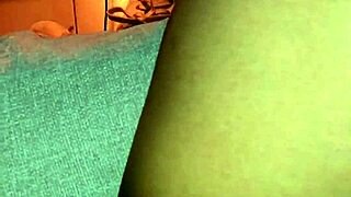 MARIDO CHAMA FUNCIONÁRIO PAUAZUDO PARA FODER ESPOSA PUTA E CORNO HUMILHADO NA FRENTE DELA